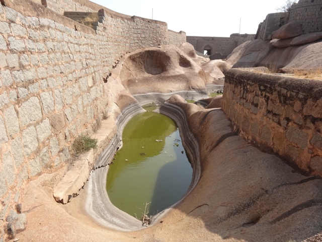 Pond  Bellary Fort ಬಳ್ಳಾರಿ ಕೋಟೆ பெல்லாரி கோட்டை बेल्लारी किला  ବେଲ୍ଲାରି କିଲା  بیللاری فورٹ    බෙල්ලාරි කොටුව- บัลลารี ฟอร์ท-바라리 에 포트- 3090.JPG