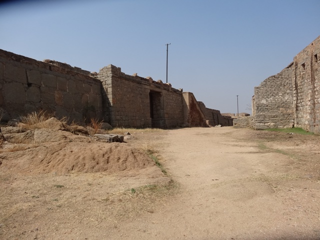 Bellary Fort ಬಳ್ಳಾರಿ ಕೋಟೆ பெல்லாரி கோட்டை बेल्लारी किला  ବେଲ୍ଲାରି କିଲା  بیللاری فورٹ    බෙල්ලාරි කොටුව- บัลลารี ฟอร์ท-바라리 에 포트- 3237.JPG