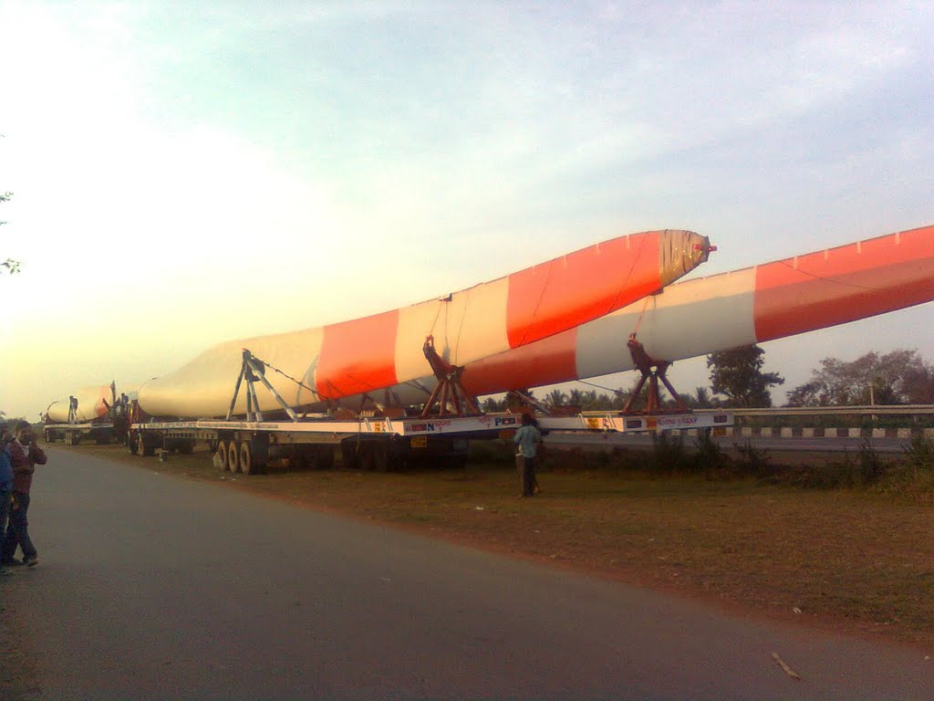 पवनचक्कीची अजस्त्र पाती. Blades of the windmill.