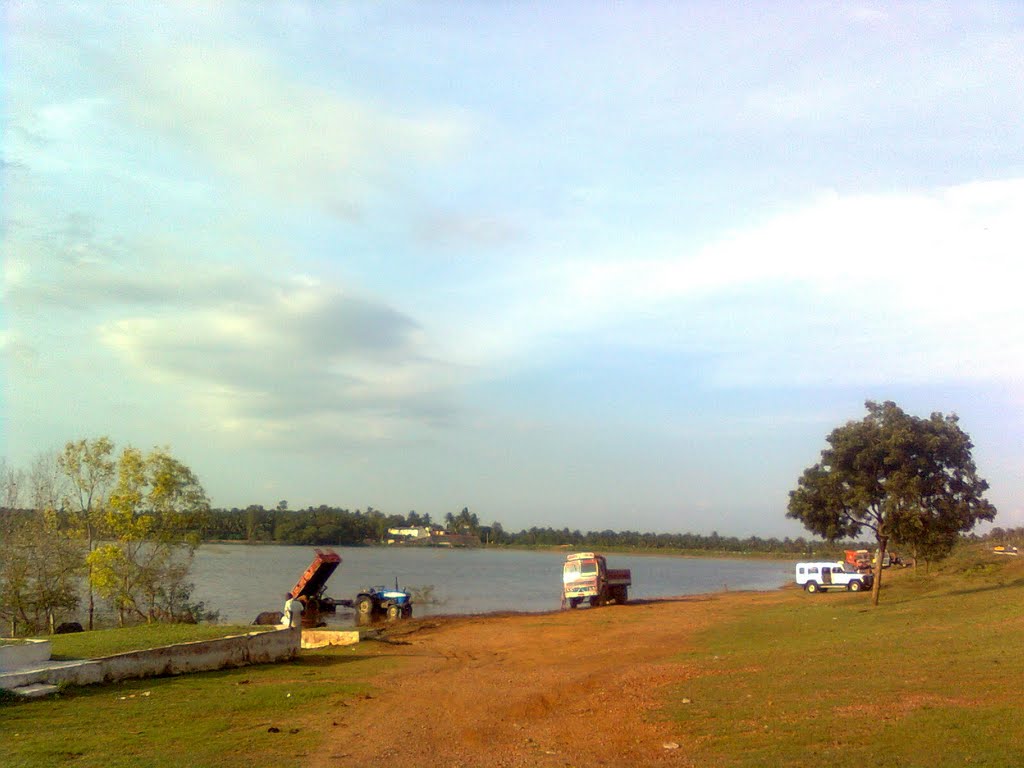 शिमोगा हरिहर मार्गातील तलाव.