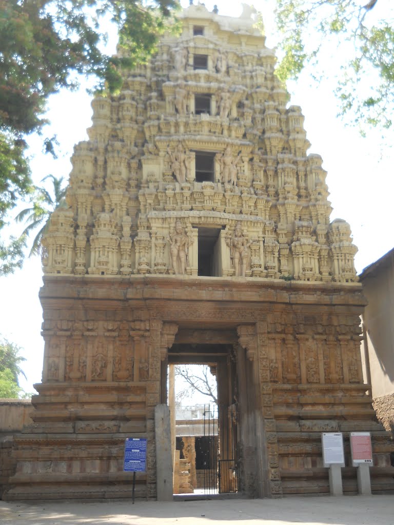 The gopuram of Someshwara Temple.