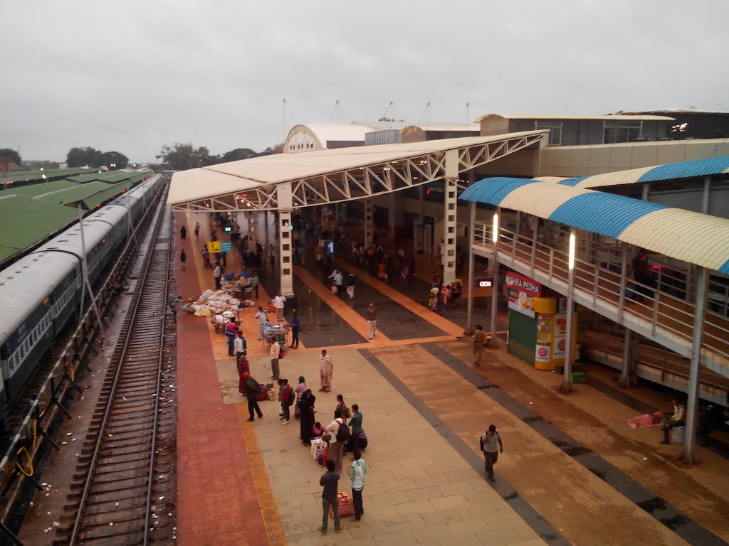 Main Platform of Hubli Railway Station from the overbridge
