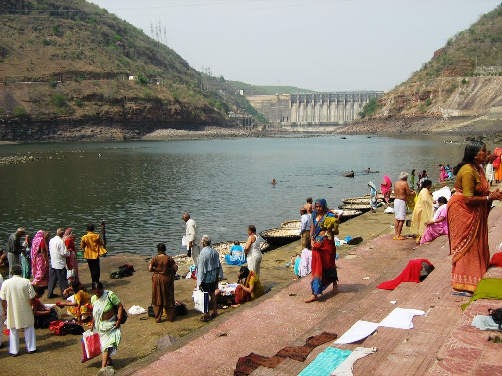 Srisailam-Mallikarjun : Pilgrims at Krishna River