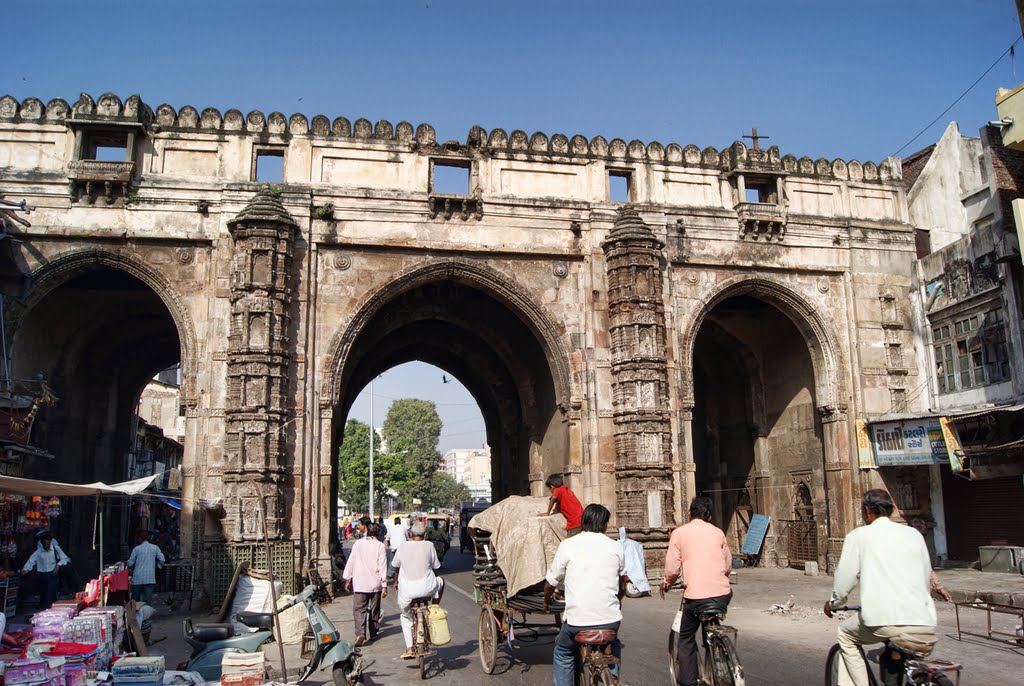 Teen Darwaza
