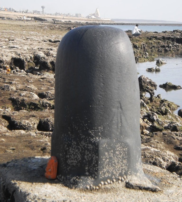 Shiva Lingam at shore  Somnath  सोमनाथ समुद्र तट के शिव लिंगகடற்கரையில் சோம்நாத் உள்ள சிவன் லிங்கம்  శివలింగం సోమ్నాథ్ తీరానికి వద్ద  P1010786