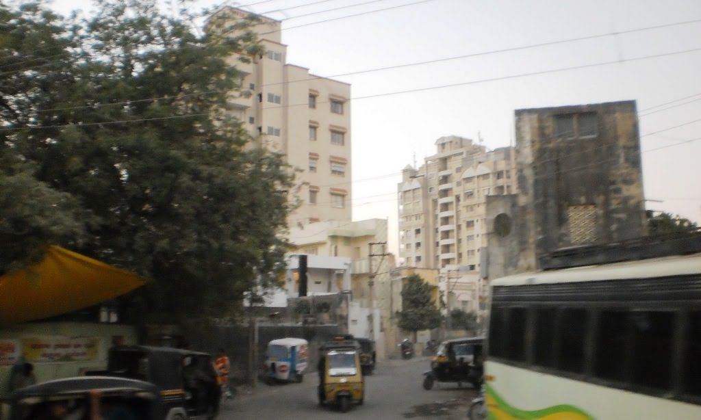 P1021152 હઝારોં સાલ મકાન કે પાસ-  ஆயிரம் காலம் கோபுரம் அருகில் near Millenium Towers (View) 18.16.32
