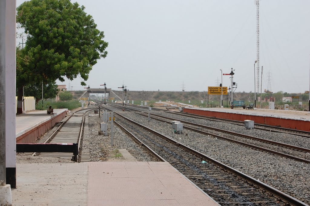 DPAK MALHOTRA, Surendernagar Junction Railway Stn, Platform, Surendernagar, गुजरात भारत Gujarat Bharat ગુજરાત ભારત દેશનું
