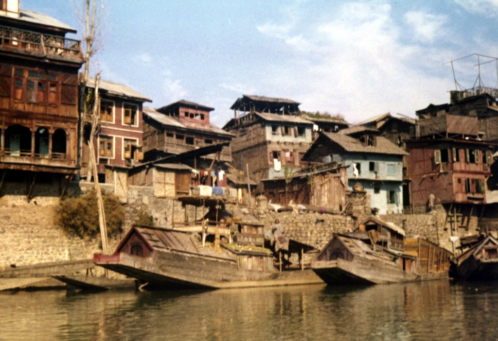 श्रीनगर/سِرېنَگَر  Srinagar houseboat on Jhelum river, 1972