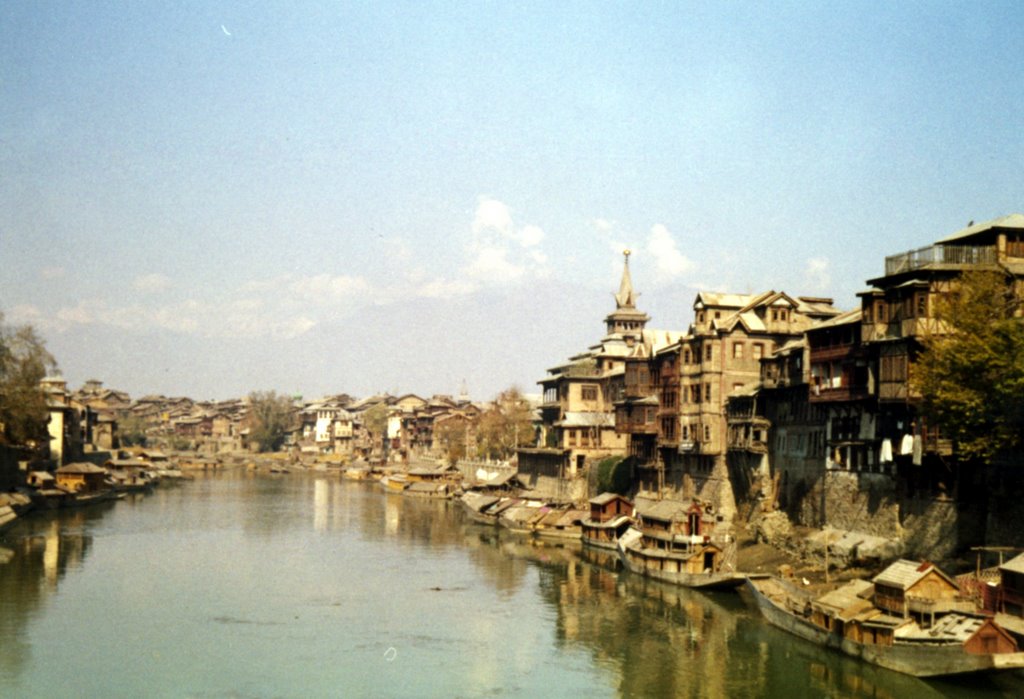 श्रीनगर/سِرېنَگَر   Srinagar along the Jhelum river 1972 (i)