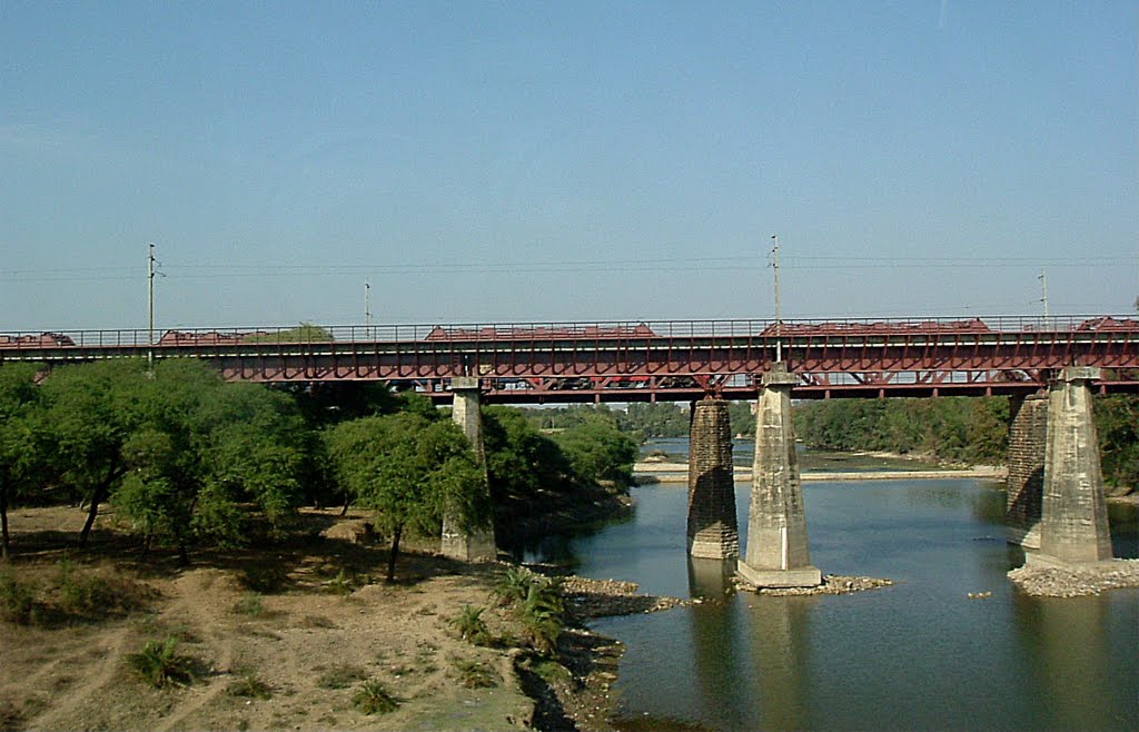 Rail bridge over River Betwa, near Vidisha