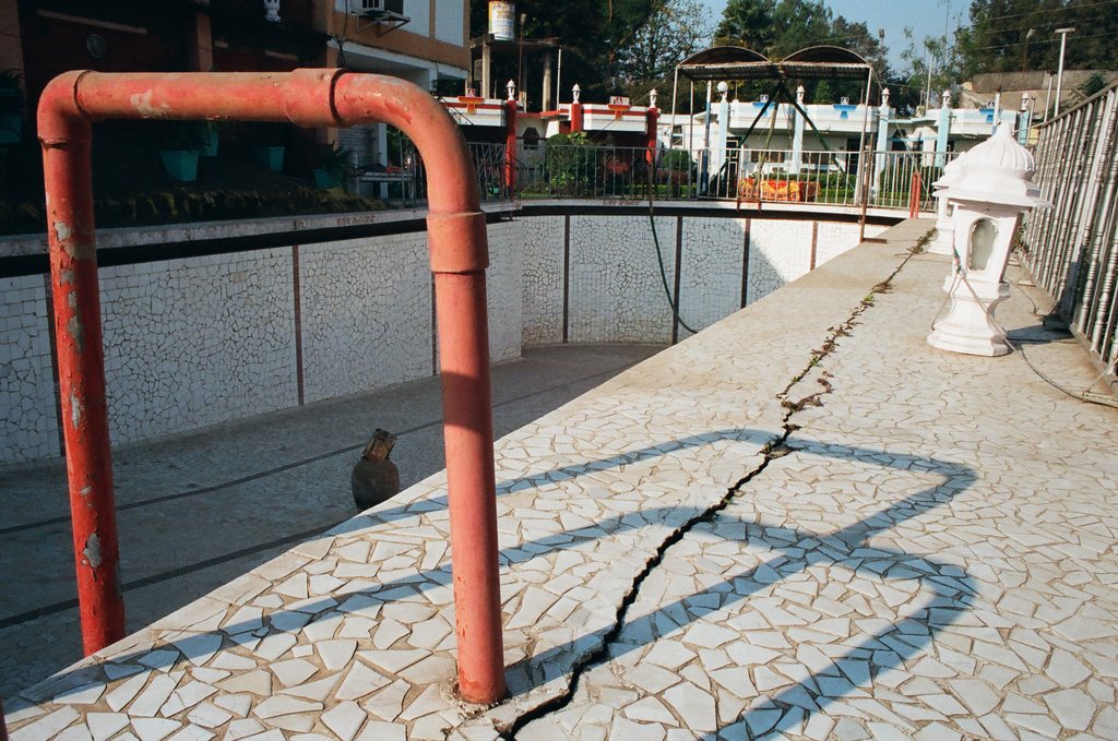 empty pool in burhanpur, february 2009