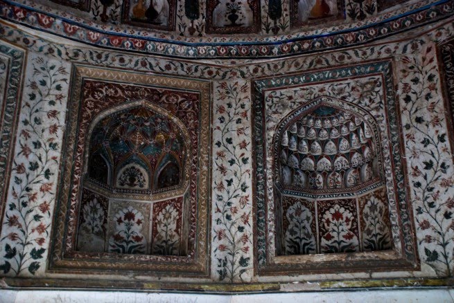 बेगम शाहशुजा का मकबरा (Details of paintings inside the dom )