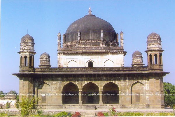 शाह नवाज खाँ का मकबरा (SideView)