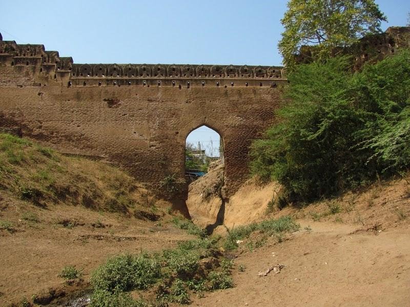 Fort wall
