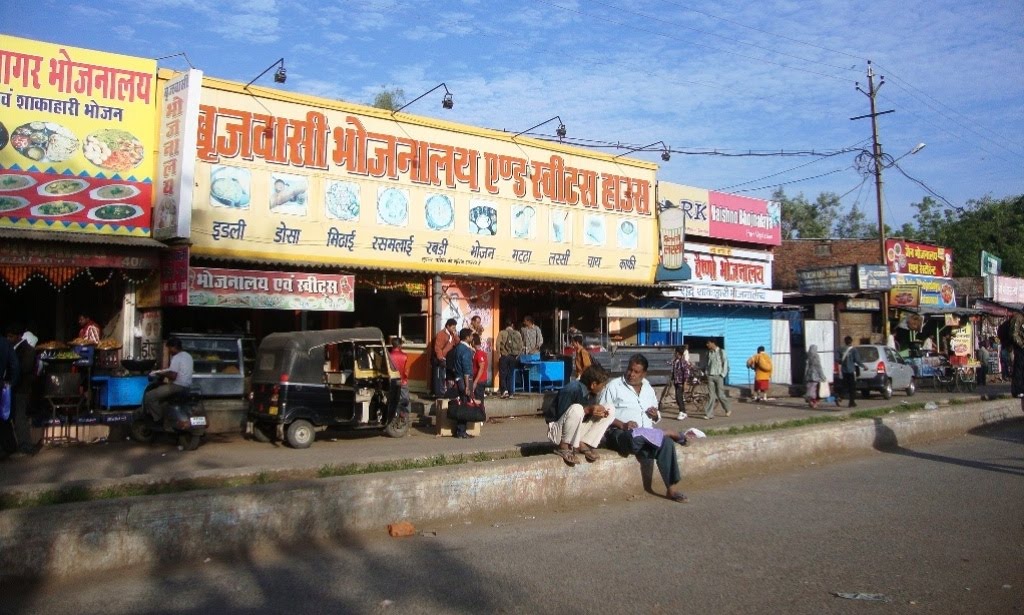 DSC08686 Shops on the westernr side of Rly Stn