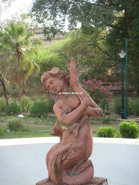 Garden statue in lal bagh