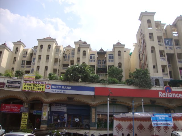 DSC08066 HDFC Bank & the Appartments behind  12.57.00