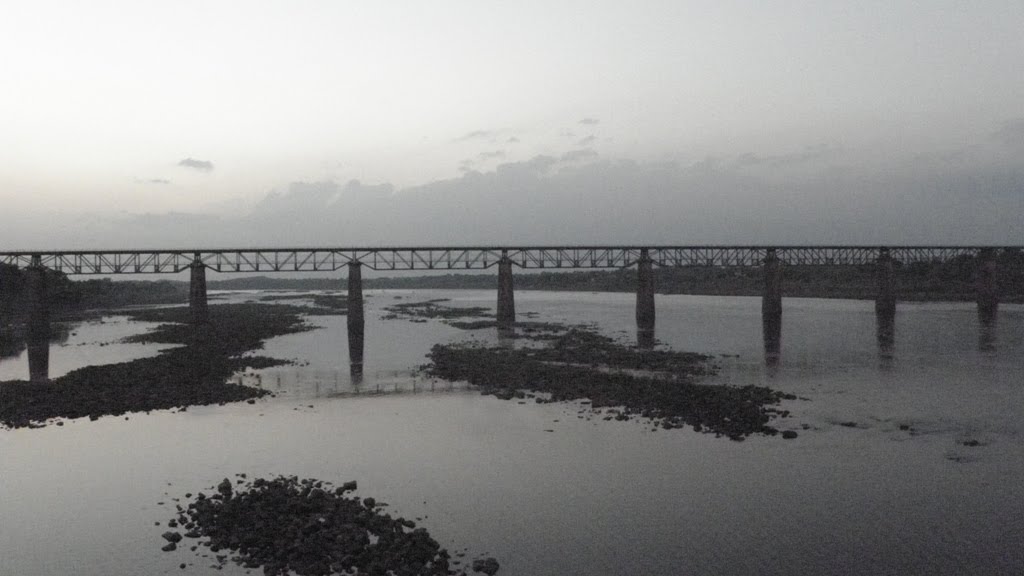 44 Narmada  & the Rail Bridge नर्मदा नदी और रेलवे पुल நர்மதா ஆறு  மற்றும் ரயில் பாலம்  నర్మదా నది & రైలు వంతెనPB190323