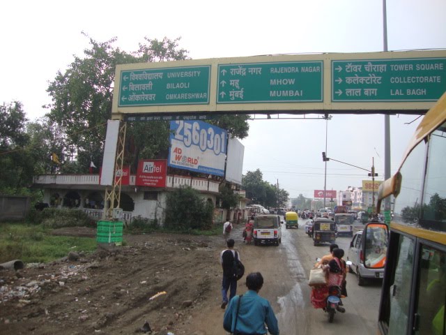 DSC08071  Bhawarkua square  -   left turn to Omkareshwar - to right tower Square 12.59.25