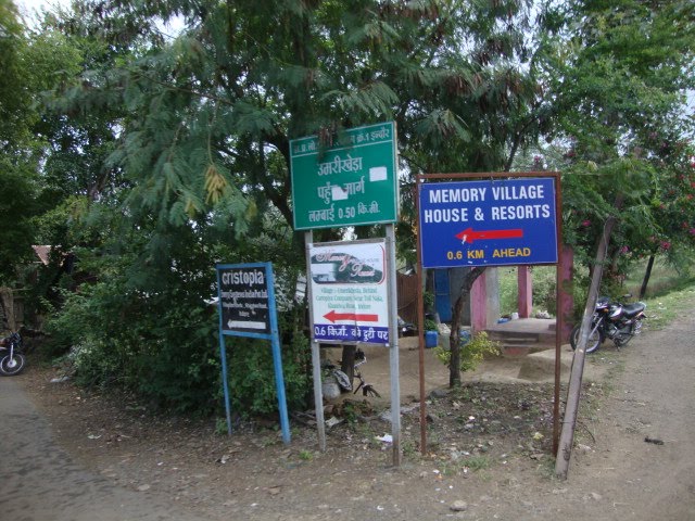 DSC08114 0.6km to Memory Village House & Resorts  13.23.07