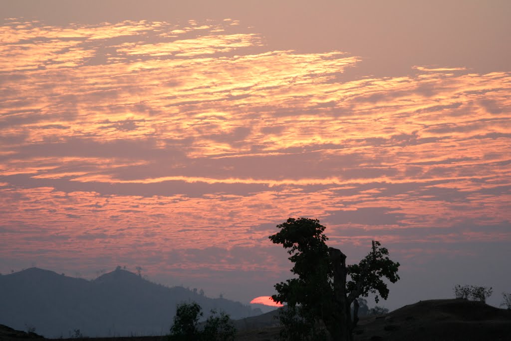 The Sun sets with cirrus clouds