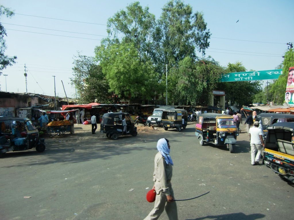Jhansi, taxi station next to the railway station.
