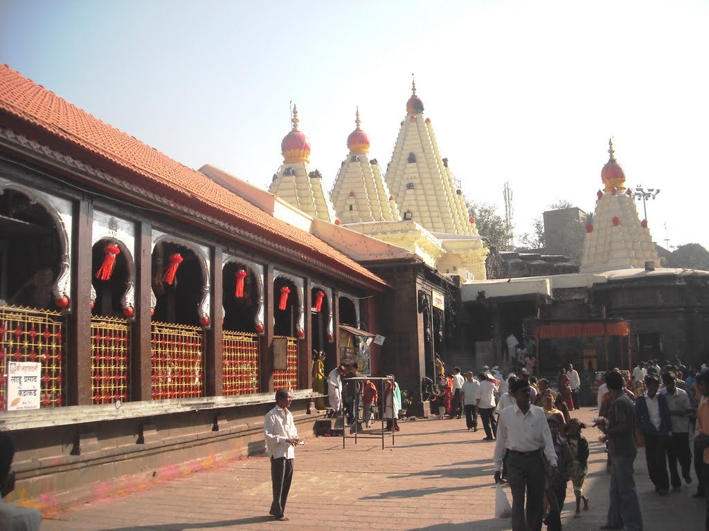 Mahalaxmi Mandir (Garud Mandap on Left - (windows))