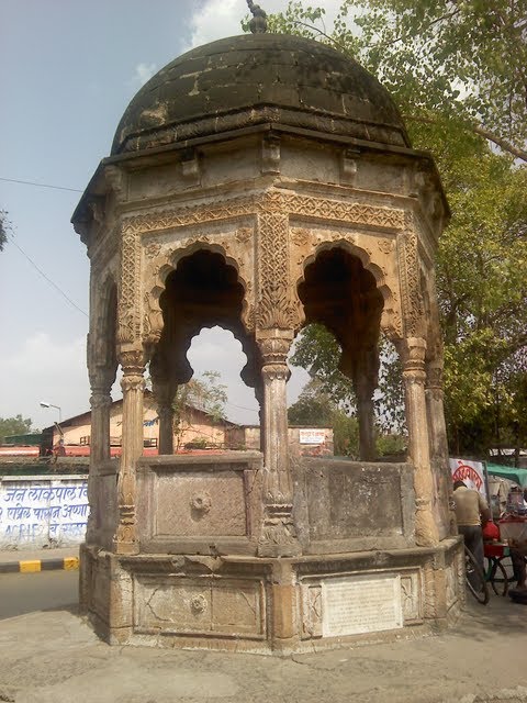 A neglected tomb on Ghat Road, Nagpur