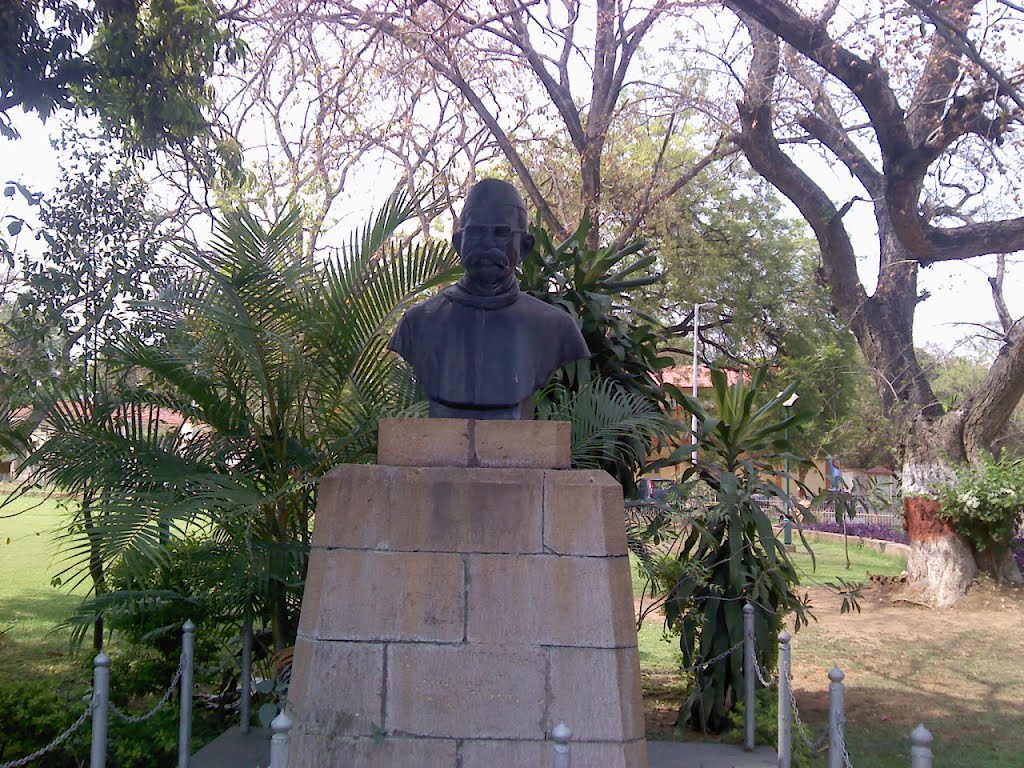 Unknown statue at Ravi Bhavan, Nagpur