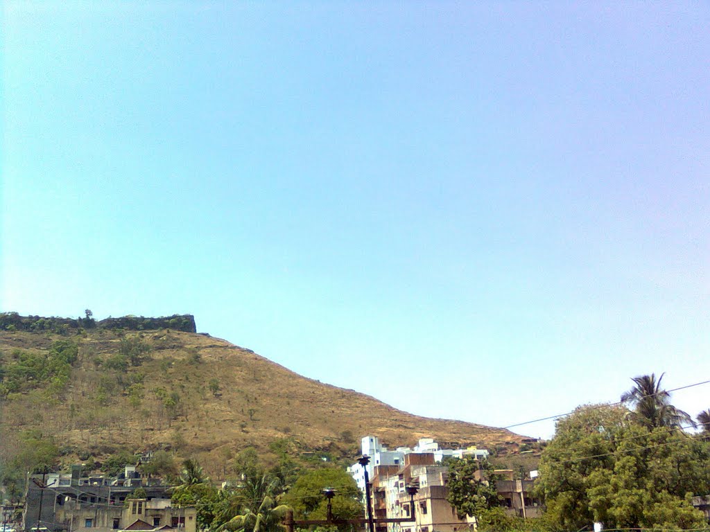 Fort Ajinkyatara from YadoGopal peth. यादो गोपळ पेठेमधून दिसणारा अजिंक्यतारा.