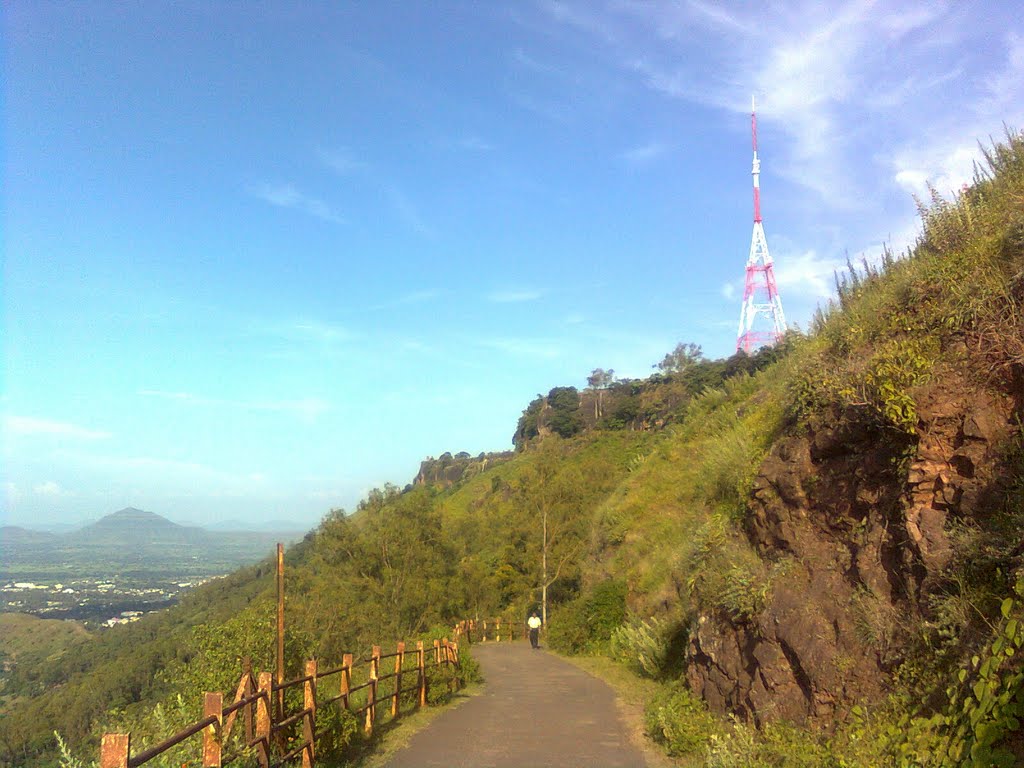 Road on fort  Ajinkyatara. Jarandeshwar hill is at LHS. भारतभर पसरलेल्या मराठी साम्राज्याची राजधानी, अजिंक्यतारा.