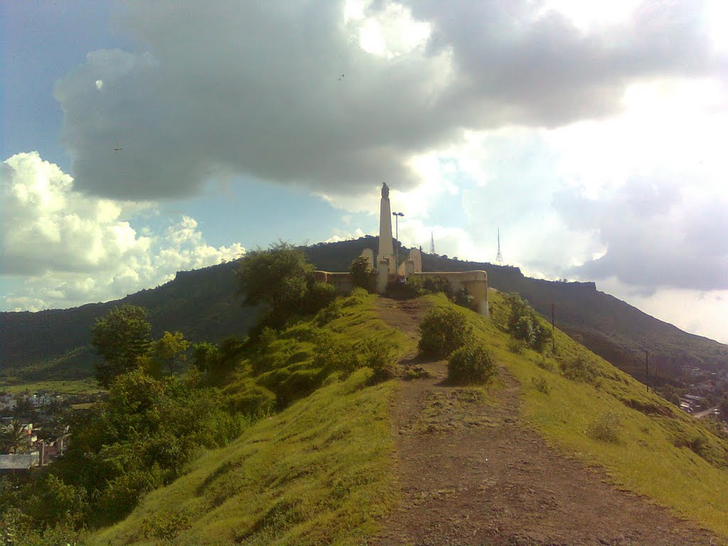 Fort Ajinkyatara and Charbhintee. भारतभर पसरलेल्या मराठी साम्राज्याची राजधानी, अजिंक्यतारा