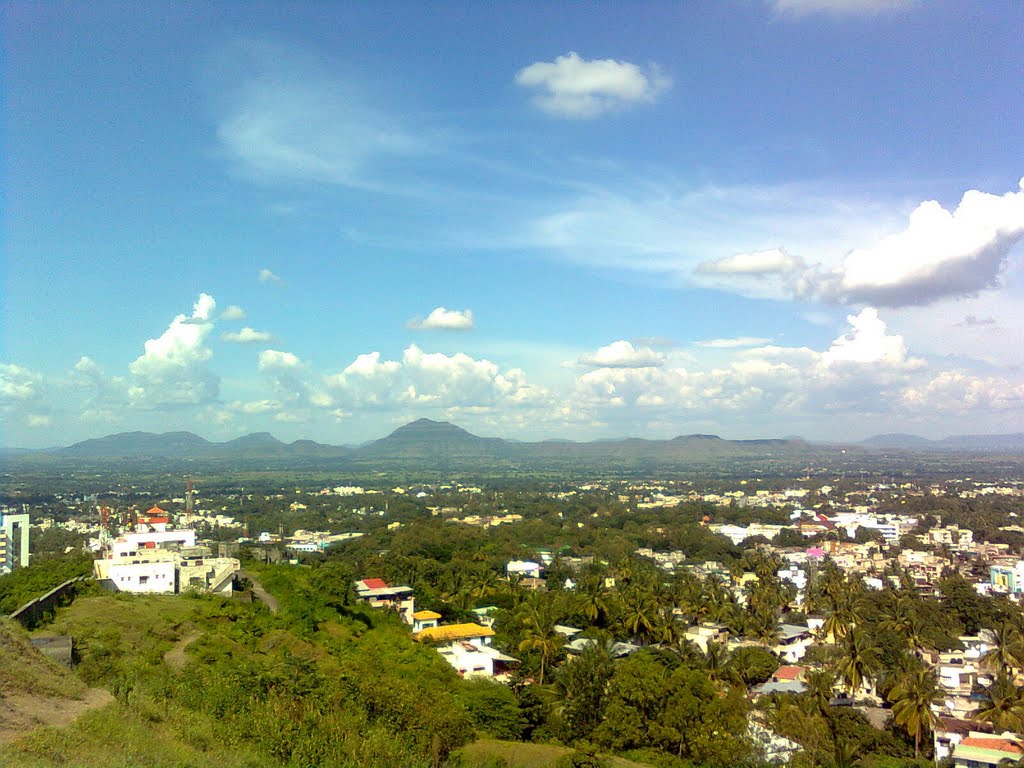 Jarandeshwar at center LHS and Fort Kalyaangad at LHS of Jarandeshwar. Photograph from Charbhintee hill, Satara