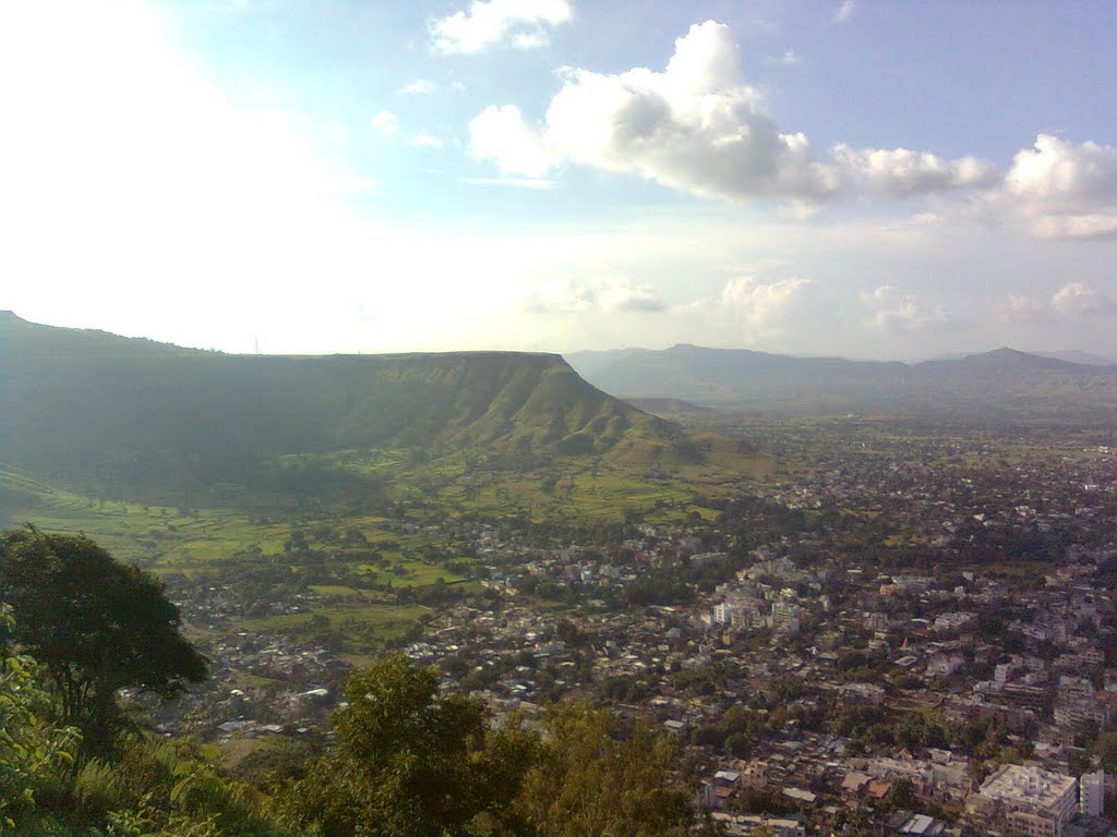 सातारा, यवतेश्वर, मेरुलिंग आणि वैराटगड. View of Hill side end of Satara city. Observe Meruling Hill at second level of hills.