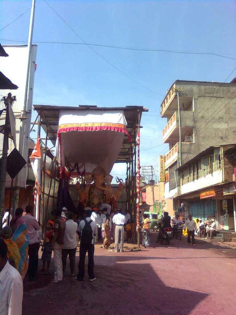 गणेश विसर्जनाच्या दिवशी सम्राट मंडळाचा गणपती. Pink road and Samrat Ganesh (Before "Visarjan" )  at Satara