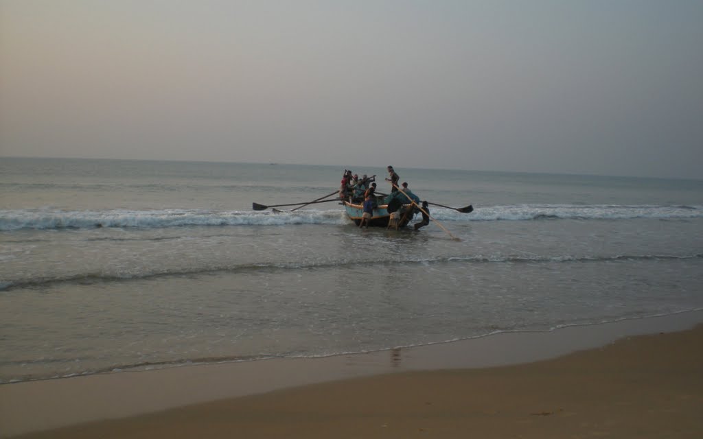 Fisherfolk going for a "catch", early morning (Bay of Bengal)