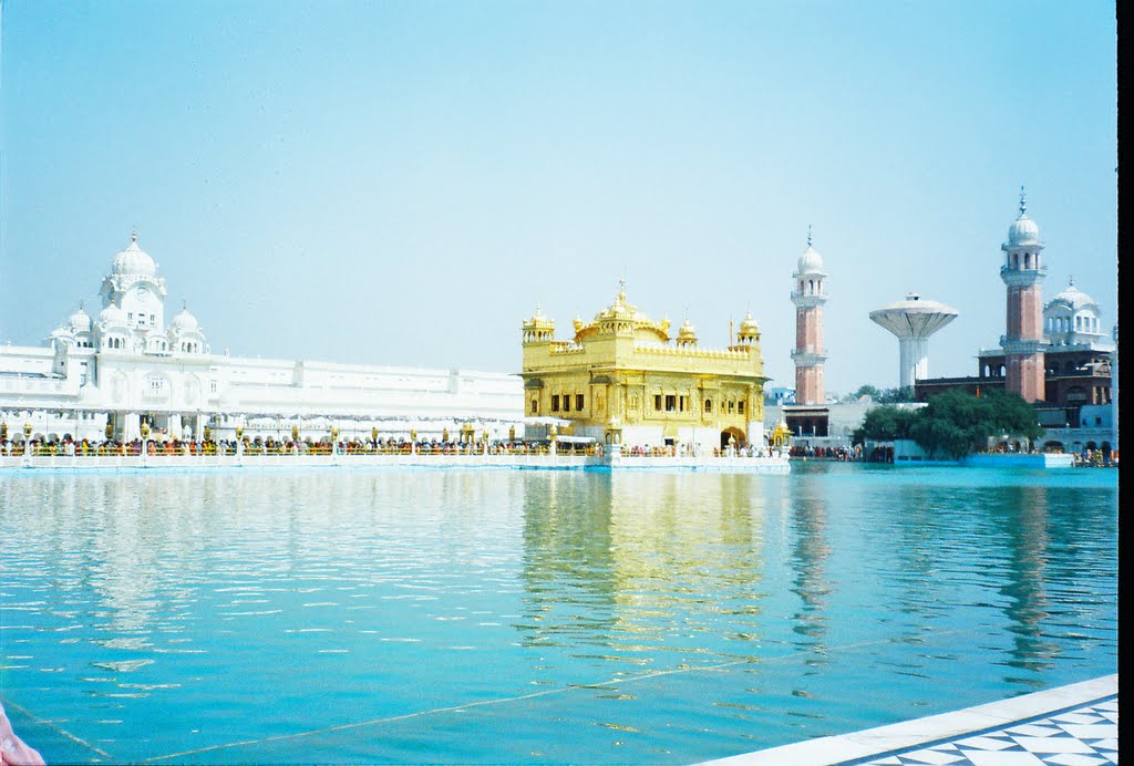 The Golden Temple at Amritsar,Punjab,India (Enlarge and VIEW)
