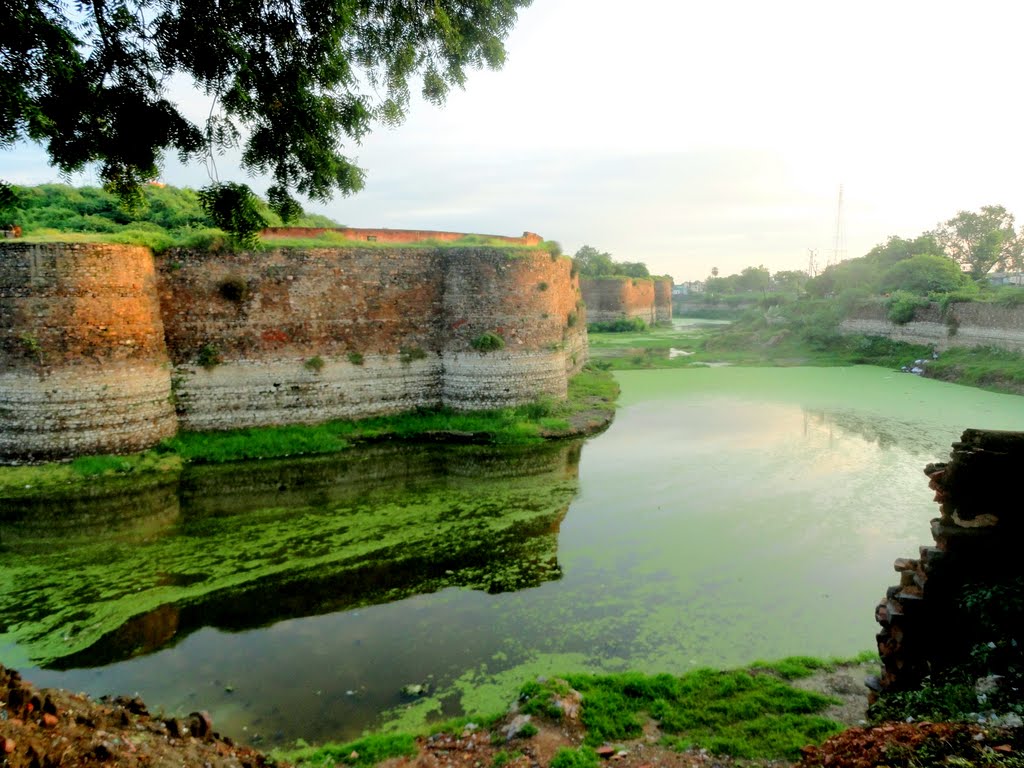 Lohagarh of Bharatpur has a Perimeter of 2872 m and surrounded by a Moad