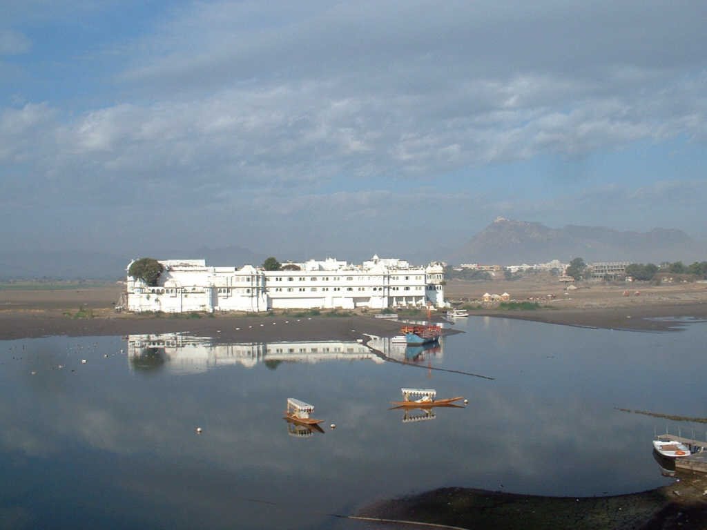 Inde, le lac Picchola à sec, le palais est normalement dans leau à Udaipur