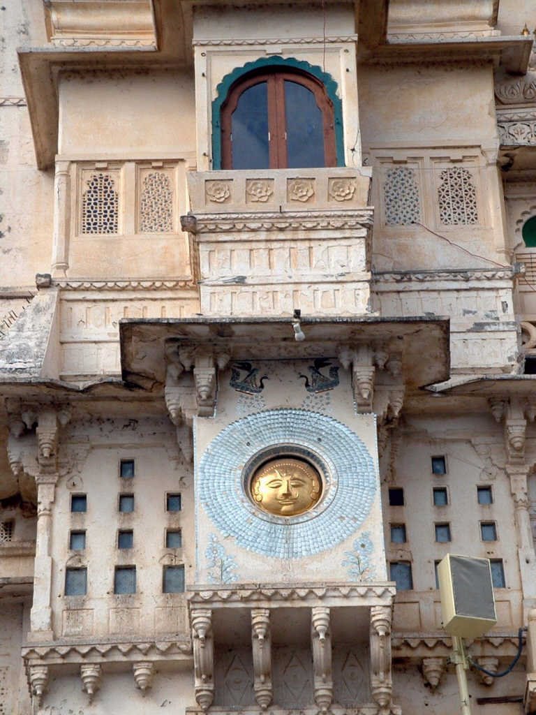 Inde, sur la façade du palais le soleil qui élaire le monde à Udaipur