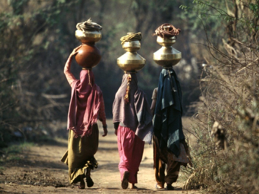 Femmes revenant du puits .fg