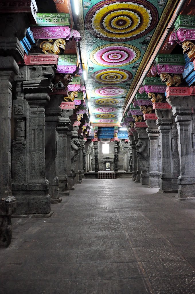 Thousand Pillar Hall in the Meenakshi Sundareswarar Temple. Madurai, India.