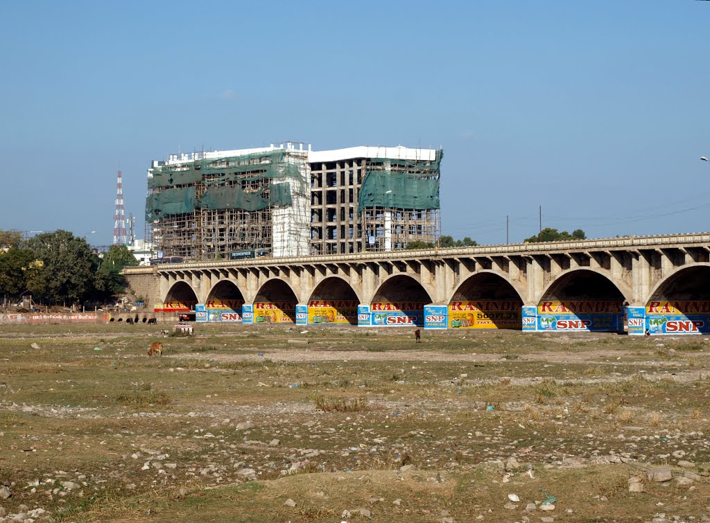 Victoria Bridge over a dry Vaigai River, February 2013