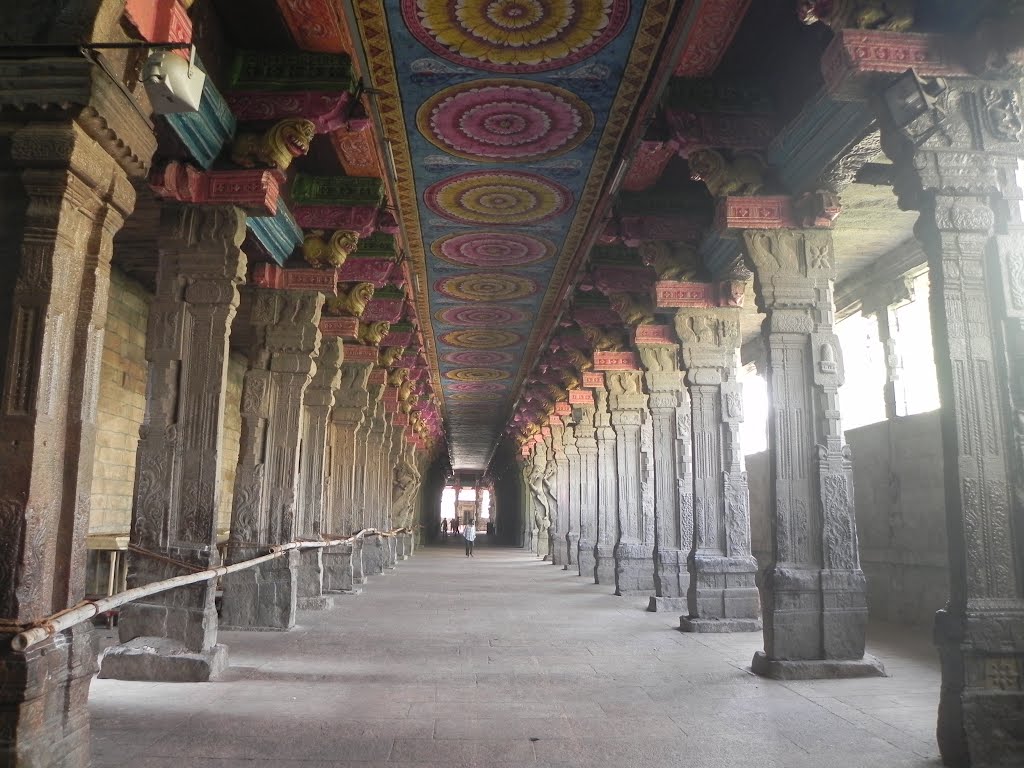 MADURAI MEENAKSHI TEMPLE CORRIDOR
