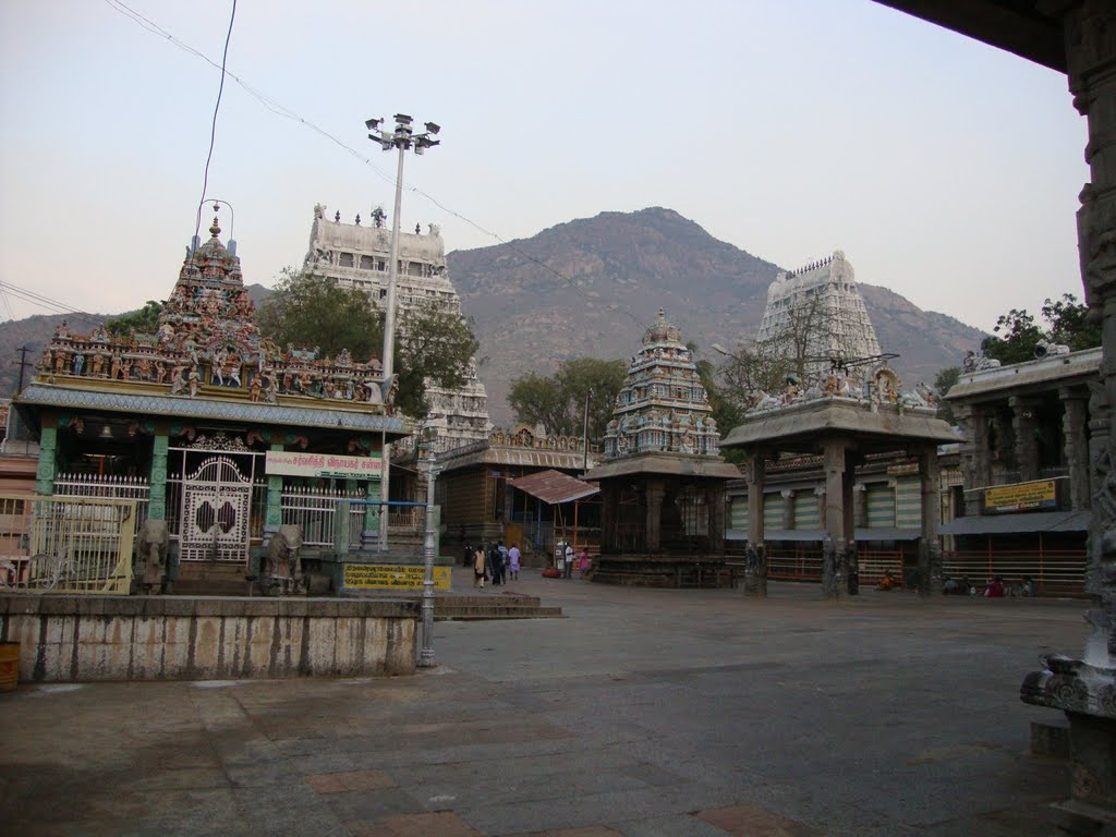 DSC08318 (சர்வ சித்தி விநாயகர் சன்னதி) - திருவண்ணாமலை அருணாச்சலேஸ்வரர் கோயில் Arunachaleswar 사원 : - 주님은 불의의 형태로 볼 수로 생각됩니다.큰 화재 램프가 Tiruvannamalai라는 언덕에 Karthikai의 월 보름 (Karthigai 일) (11 월 / 12 월)에 점등됩니다. 이 화재는 주위에 몇 킬로미터를 위해 볼 수 있습니다 -  Arunachaleswar วั