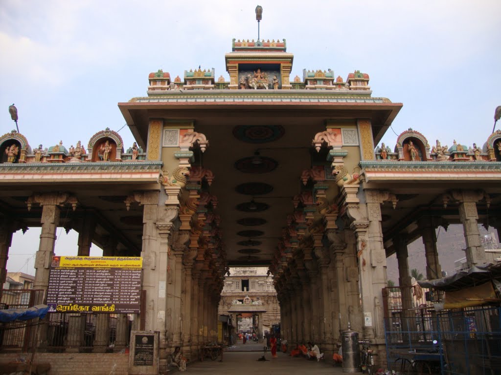 DSC08330 திருவண்ணாமலை அருணாச்சலேஸ்வரர் கோயில் வாசல் செல்லும் வாயில் மண்டபம்  -Arunachaleswar Temple Entrance through a corridor hall - అరునాచలేస్వర్ ఆలయం: - లార్డ్ ఆఫ్ ఫైర్ రూపంలో చూడవచ్చు నమ్ముతారు. ఒక భారీ అగ్ని దీపం Tiruvannamalai అని కొండ మీద Karthik