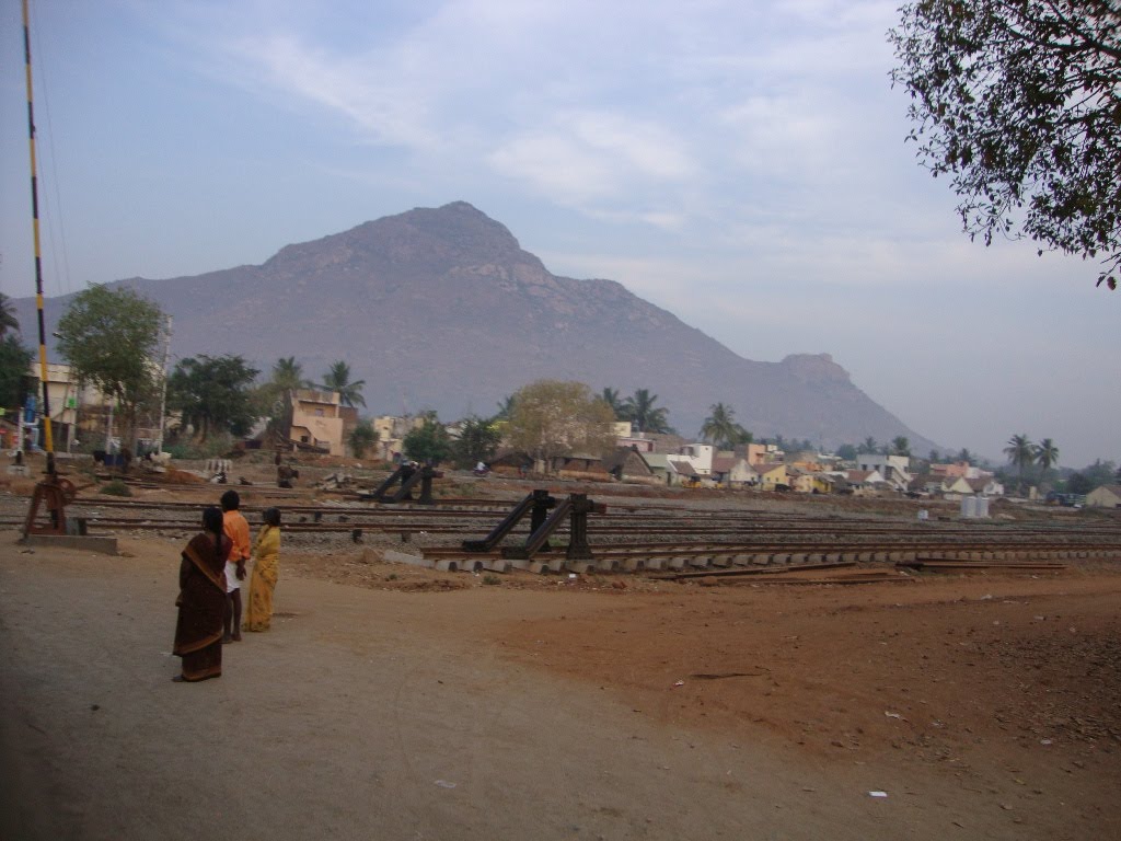 DSC08356  நினைத்தாலே அருள் பாலிக்கும் திருவண்ணாமலை காட்சி   Rail Line & Thiruvannamalai  07.04.19