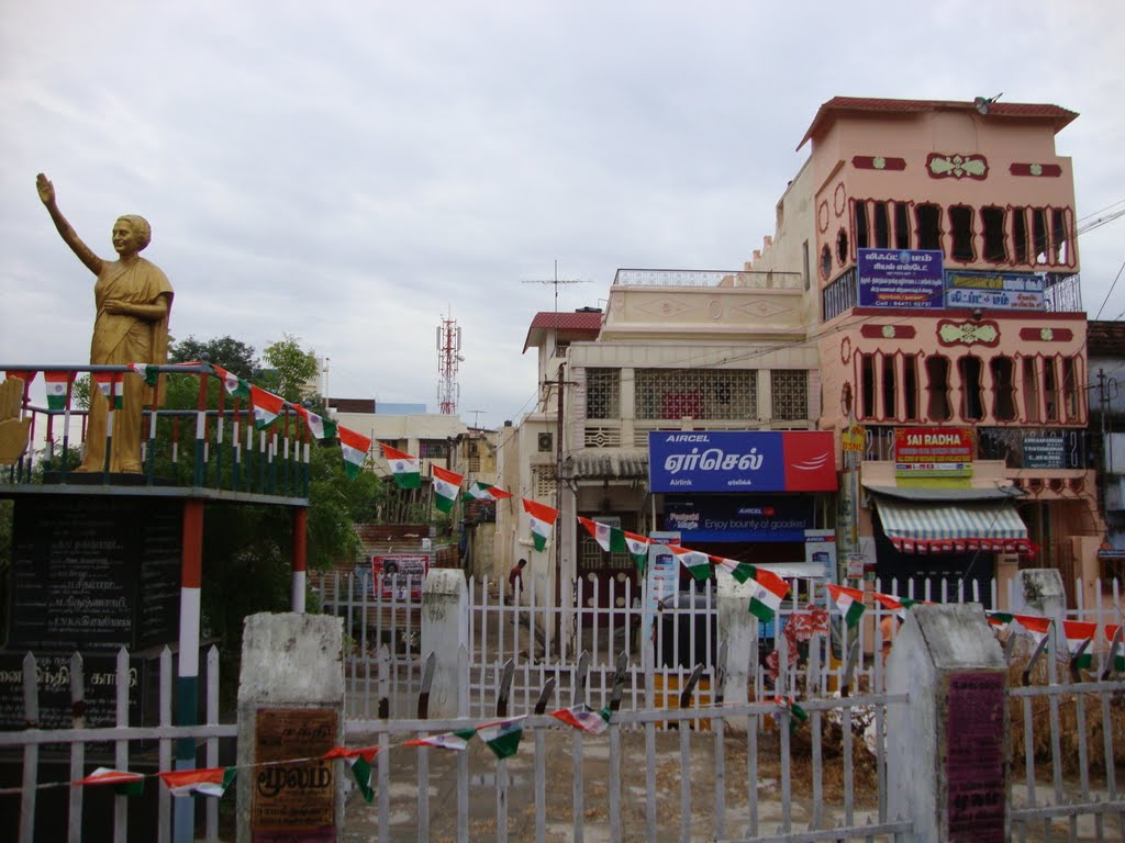 DSC03681 இந்திரா காந்தி சிலை-புத்தூர் நால் ரோடு அருகில் Indira Gandhi Statue  16.42.31
