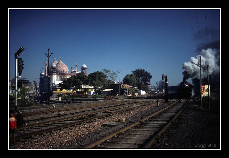 agra fort with jama masjid © weggi.ch