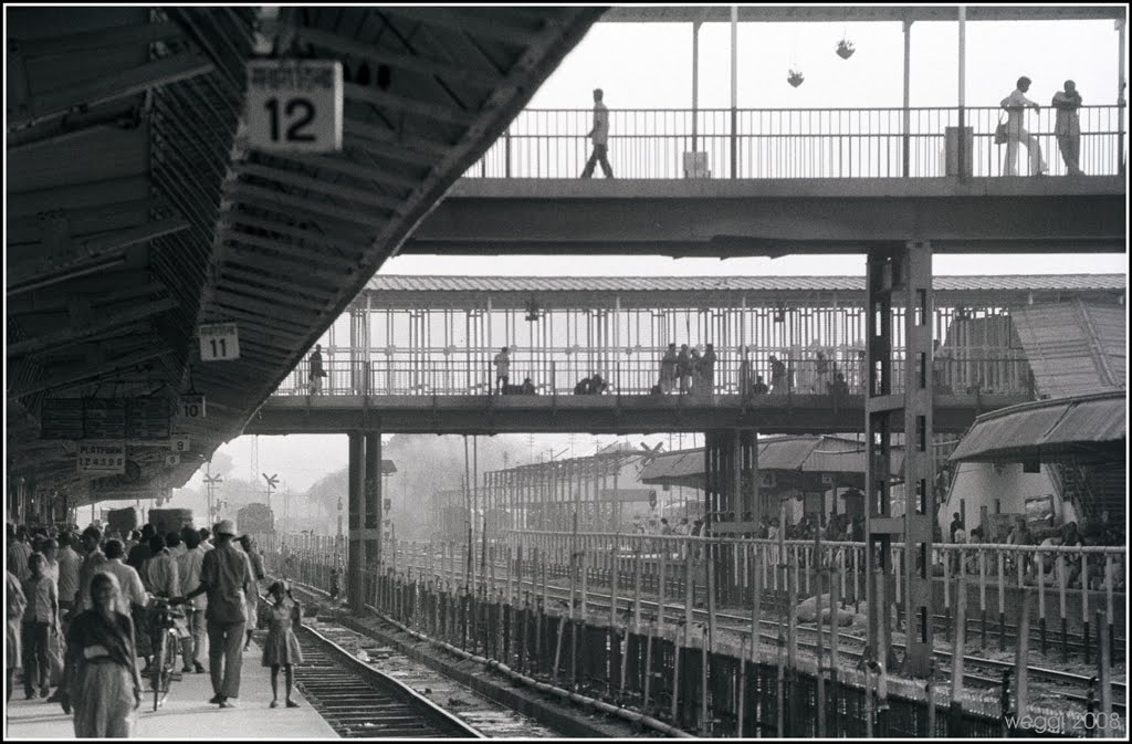 varanasi railway stn. ©monochromo (weggi.ch)